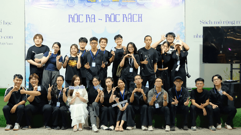 Show biểu diễn "Róc Ra Róc Rách"